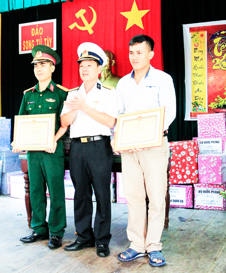 Đại tá Bùi Đình Dương tặng giấy khen cho Bệnh xá đảo Song Tử Tây và thầy giáo Lê Văn Mạnh