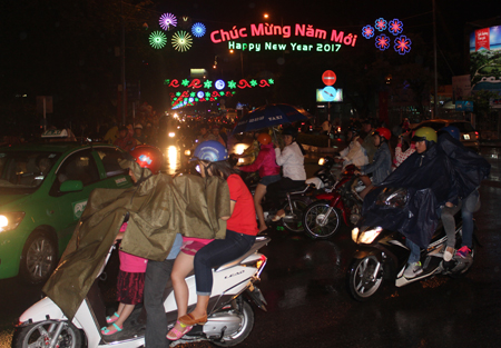 Dù trời mưa, đường phố Nha Trang vẫn đông đúc trong đêm Giáng sinh.