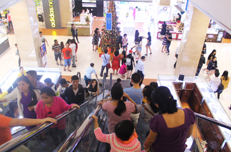 Nhiều người chọn các siêu thị, trung tâm thương mại để vui chơi, mua sắm trong đêm Giáng sinh.