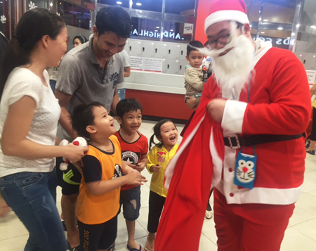 Trẻ em thích thú khi được ông già Noel tặng quà.