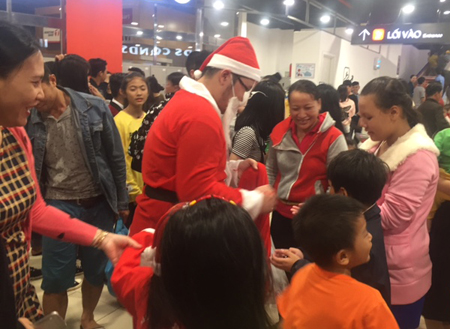 Ông già Noel tặng quà cho khách tại Lotte Mart Nha Trang.