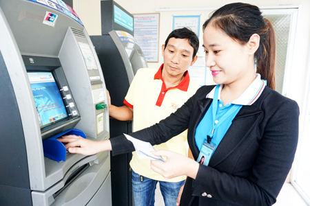 Nhân viên Vietinbank Chi nhánh Khánh Hòa hướng dẫn khách hàng sử dụng ATM