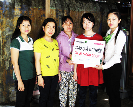 Đại diện Báo Khánh Hòa và Vietcombank Nha Trang trao tiền  ủng hộ cho gia đình bà Nguyễn Thị Trung Hiền.