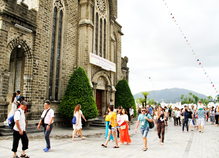 Khách du lịch nước ngoài đến tham quan nhà thờ Chánh tòa Nha Trang