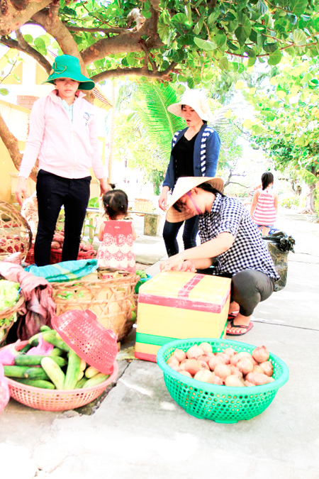 Những hộ dân đảo Song Tử Tây nhận thực phẩm được người thân gửi từ đất liền