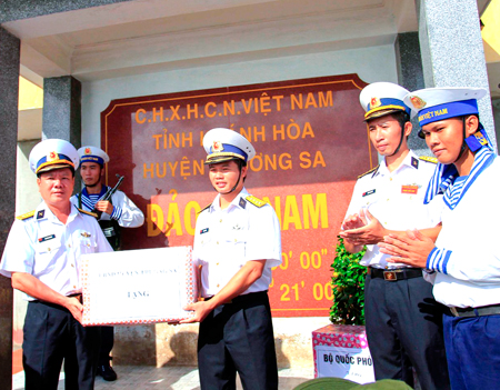 Ông Bùi Đình Dương, Trưởng đoàn công tác tặng quà cho cán bộ, chiến sĩ đảo Đá Nam.