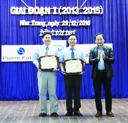 Đồng chí Nguyễn Đắc Tài trao bằng khen cho tập thể có nhiều thành tích trong triển khai bệnh viện vệ tinh