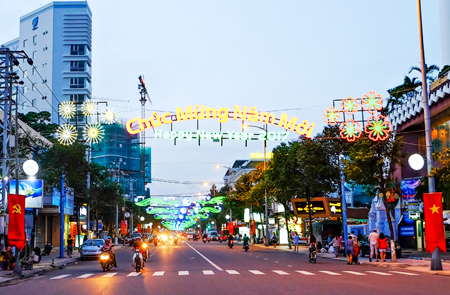 Đường phố Nha Trang được trang trí rực rỡ