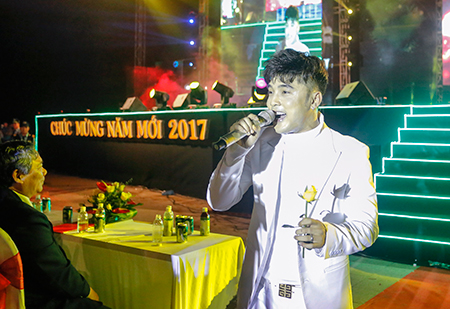 Singer Ung Hoang Phuc performs many of his familiar hits.