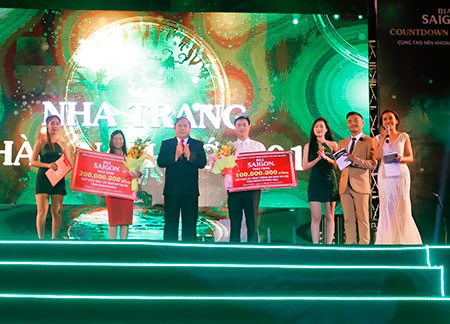 Wishing to share difficulties with needy people, Saigon Alcohol Beer and Beverages Corporation (Sabeco), sponsor of program, offers VND200 million to the Relief Funds of Vietnam Fatherland Front Committee in Khanh Hoa and VND100 million to Khanh Hoa Provincial Youth Union.