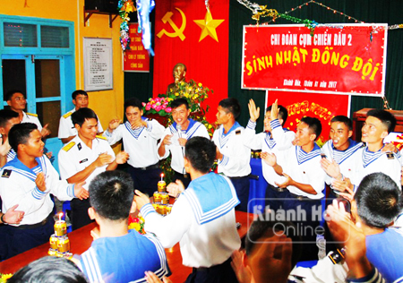 Buổi tiệc sinh nhật đồng đội của chiến sĩ đảo Nam Yết
