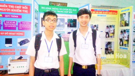 Nhóm học sinh Nguyễn Tấn Đạt và Huỳnh Vũ Thiên Lộc