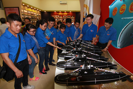 Đoàn viên Thành đoàn TP. Hồ Chí Minh thích thú với 6 tàu ngầm mô hình được trưng bày trong phòng truyền thống của Lữ doàn 189