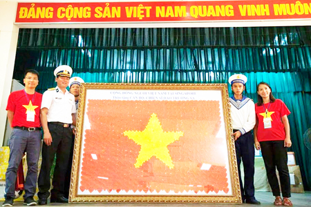 Bức tranh Quốc kỳ với rất nhiều lời nhắn gửi yêu thương được cộng đồng  người Việt Nam tại Singapore tặng quân và dân Trường Sa