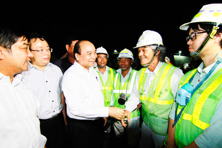 Thủ tướng Nguyễn Xuân Phúc thăm và động viên kỹ sư, công nhân đang thi công hầm đường bộ qua đèo Cả