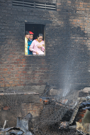 Một nhà dân may mắn trong vụ hỏa hoạn, căn nhà sát bên đã đổ sụp hoàn toàn