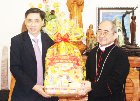 Đồng chí Lê Đức Vinh tặng quà, chúc Tết tại Tòa Giám mục Giáo phận Nha Trang