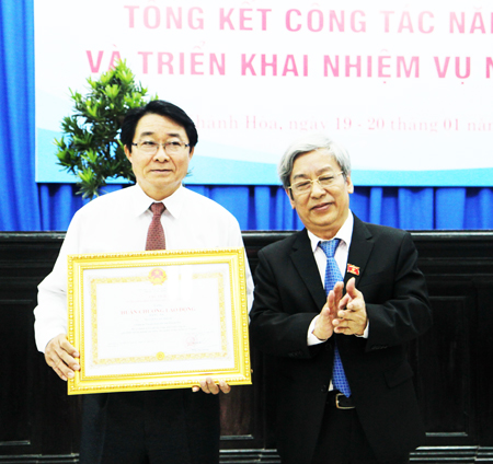 Thừa ủy nhiệm của Chủ tịch nước, đồng chí Lê Xuân Thân trao Huân chương Lao động hạng Ba cho đồng chí Nguyễn Văn Phước