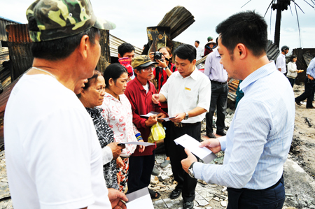Đại diện Báo Khánh Hòa và Công ty Cổ phần Du lịch Hải Đảo trao quà hỗ trợ cho người dân