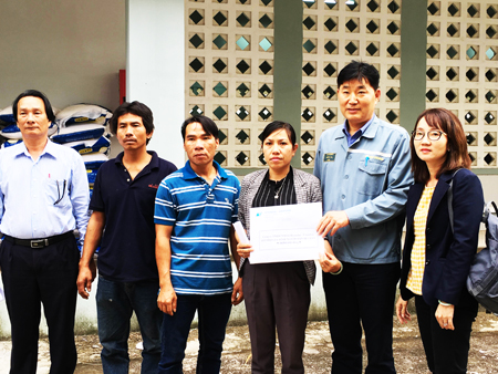 Đại diện Công ty Hyundai Vinashin trao tiền hỗ trợ cho người dân