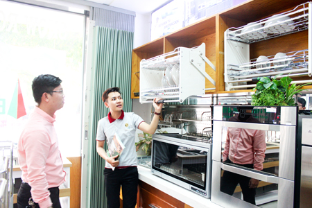 Khách hàng lựa chọn thiết bị bếp và phụ kiện bếp tại một cửa hàng ở Nha Trang