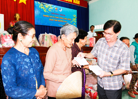Đồng chí Nguyễn Tấn Tuân trao quà cho người nghèo xã Ninh Quang