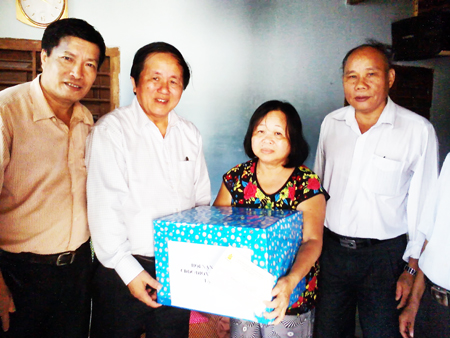  Đại diện Hội Nạn nhân chất độc da cam/dioxin Việt Nam tặng quà cho gia đình bà Nguyễn Thị Thẩm (xã Vĩnh Lương, Nha Trang)