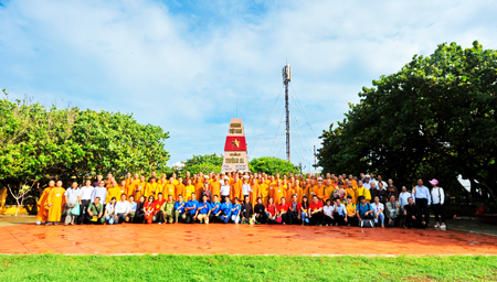 Đoàn công tác Giáo hội Phật giáo Việt Nam cùng các đoàn công tác tại đảo Trường Sa