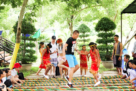 Du khách nước ngoài thử tài nhảy sạp ở Yang Bay