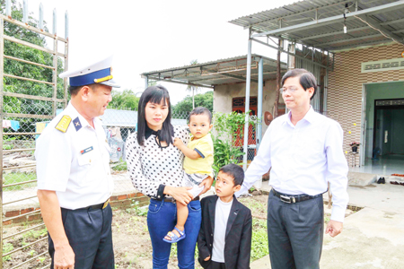 Đồng chí Nguyễn Tấn Tuân thăm hỏi, động viên gia đình chị Hoàng Thị Minh