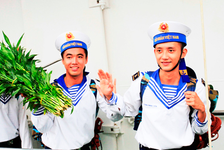 Những anh lính trẻ mang theo  cành hoa Tết