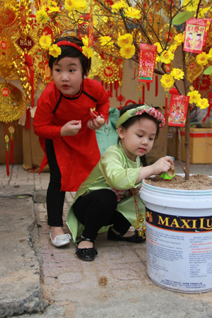 Children show happiness when visiting lantern street.