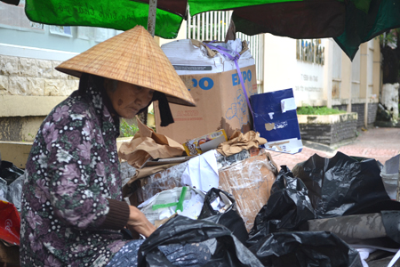 Bà Nguyễn Thị Ảnh quê ở Huyện Diên Khánh tranh thủ gom hàng phế liệu ở đường Yersin.