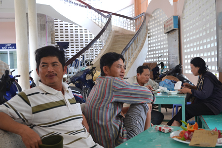 Một số người bán hoa Mai đến từ tỉnh Bình Định tranh thủ nghỉ trưa.