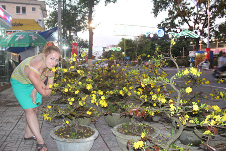Cô Kzayakina, một du khách người Nga khác thích thú tạo dáng với hoa mai.