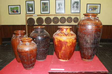 Jar of “rượu cần” (wine drunk out of a jar through pipes).