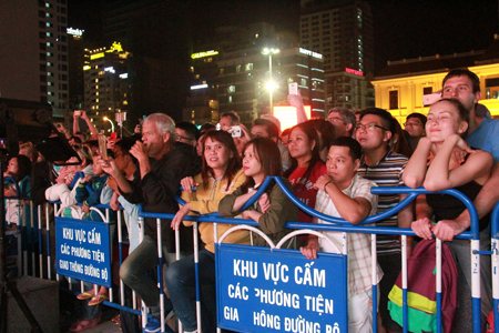 Many foreign tourists show interest in performances bearing cultural features of Vietnam.