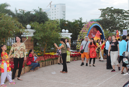 Các tiểu cảnh trước Quảng trường 2-4, đặc biệt là hình ảnh gà tượng trưng cho năm Đinh Dậu thu hút đông người đến chụp ảnh lưu niệm.