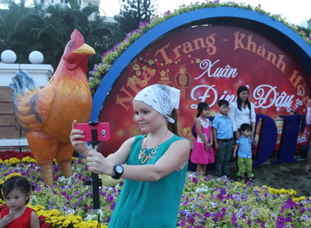 Du khách nước ngoài cũng thích ghi lại hình ảnh năm mới của Tết Việt.