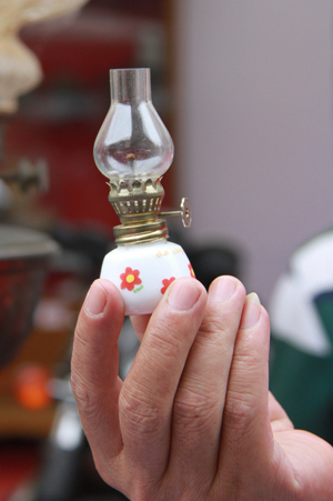 Một chiếc đèn dầu có kích thước nhỏ