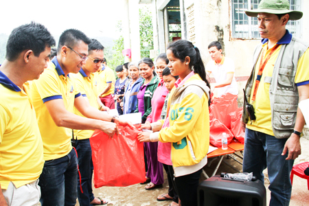 Các thành viên Hội Caravan Nha Trang trao quà cho người dân tộc thiểu số xã Thành Sơn (huyện Khánh Sơn)
