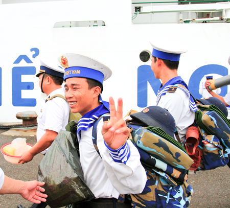 Người lính trẻ háo hức lên đường nhận nhiệm vụ  tại Quân cảng Cam Ranh