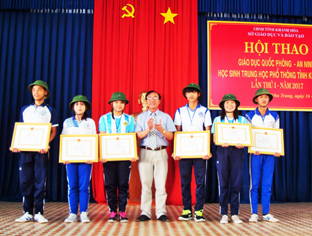 Ông Phan Văn Dũng - Phó Giám đốc Sở Giáo dục và Đào tạo trao giấy khen cho các học sinh