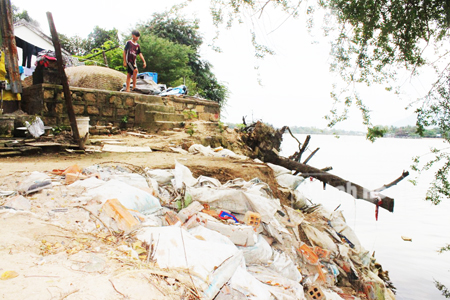 Căn nhà của gia đình ông Tiên bị sập xuống sông vào cuối năm 2015