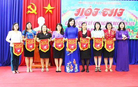 Bà Hoàng Thị Lý - Phó Giám đốc Sở Giáo dục và Đào tạo trao cờ lưu niệm cho các phòng giáo dục và đào tạo