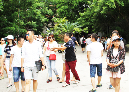 Khách du lịch Trung Quốc tham quan TP. Nha Trang