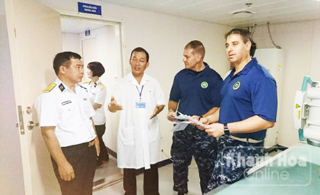 Bác sĩ  Thái Đàm Lương giới thiệu về tàu Quân y cho khách