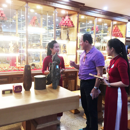 Delegates learning about agarwood at Pyramid Shopping Center.