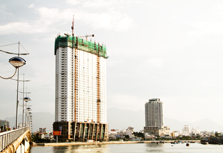 Dự án Tổ hợp khách sạn căn hộ cao cấp Mường Thanh Khánh Hòa đã xây lên 43 tầng  và ngừng thi công từ tháng 10-2016 đến nay