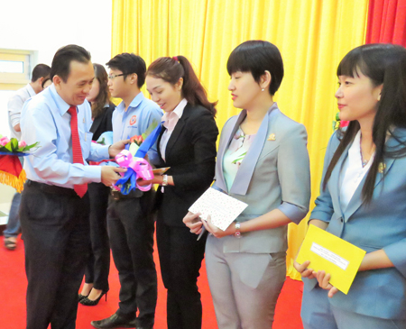 Ông Lê Hữu Hoàng-Chủ tịch Hội đồng thành viên Công ty TNHH Nhà nước MTV Yến sào Khánh Hòa tặng hoa cho các cá nhân được khen thưởng.